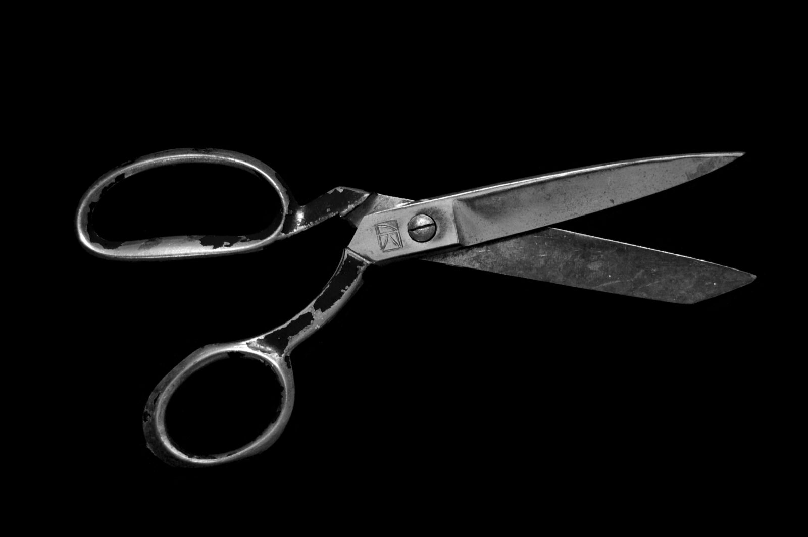 Sharpening scissors